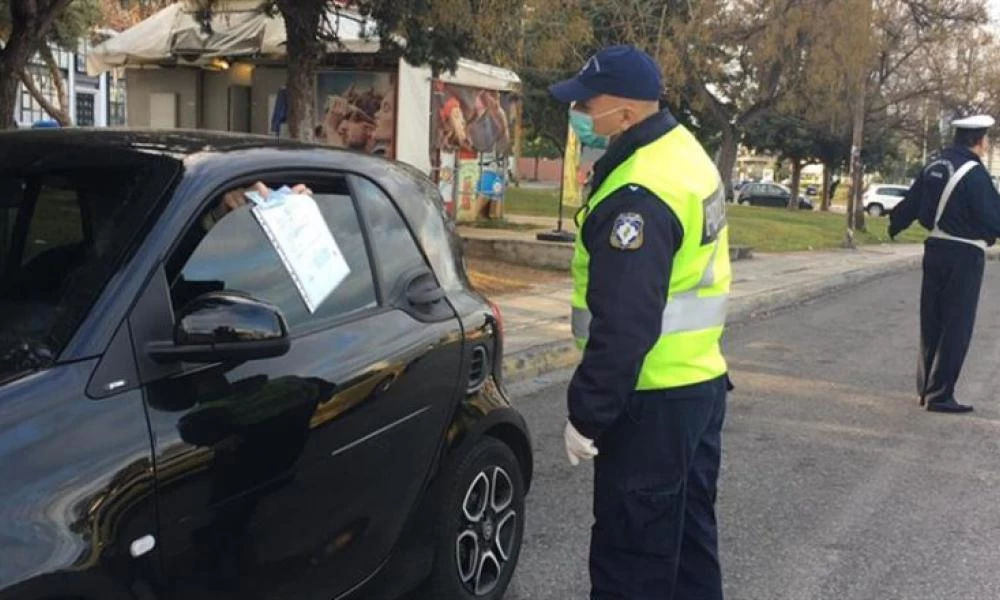 "Βροχή" και σήμερα τα πρόστιμα: Γυναίκα από το Μαρούσι βρέθηκε στον Φλοίσβο να πίνει καφέ